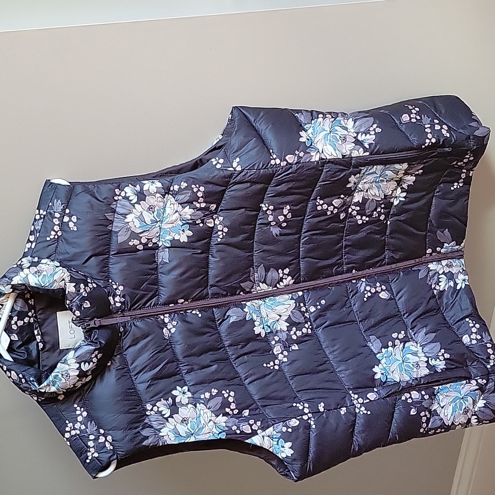 Loft Puffer Vest Women's size XXL - navy with blue, purple, white, gray flowers